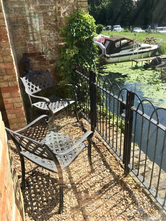 River Courtyard Apartment In The Heart Of Stneots Saint Neots Exterior photo